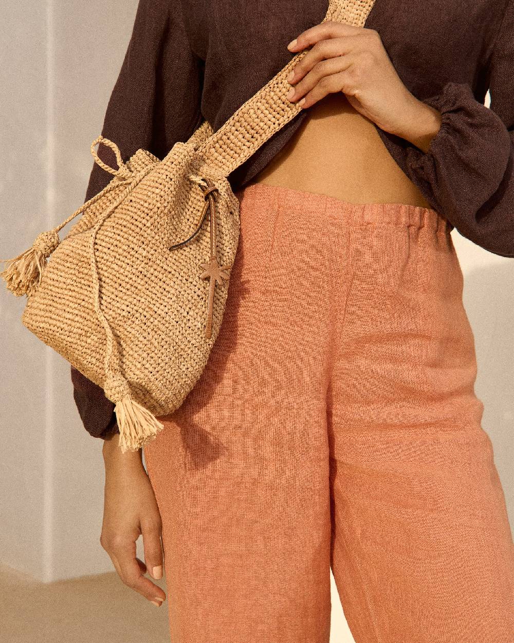 Manebí Raffia Beach Bucket - Palm Leather Tag Tan Sottocosto