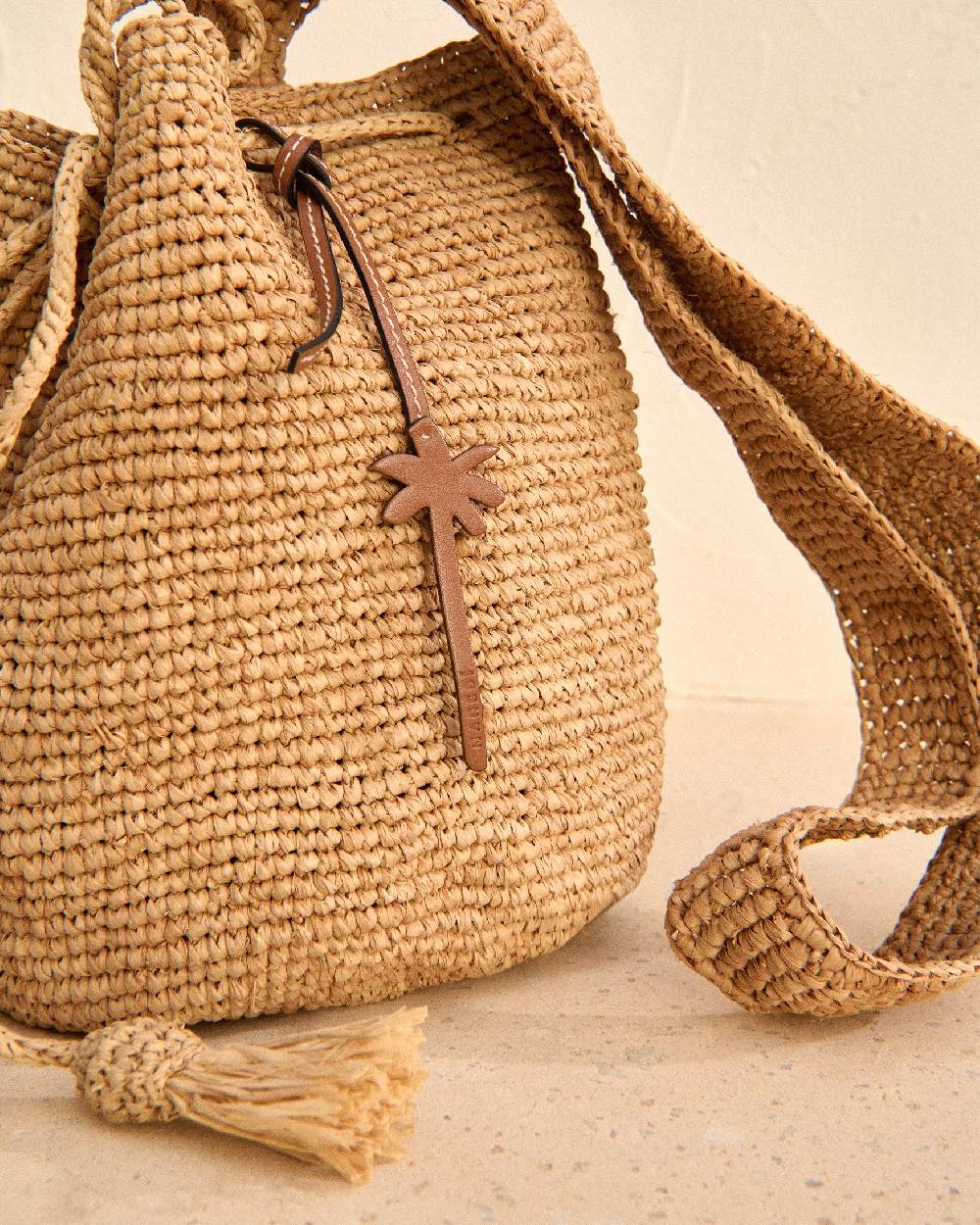 Manebí Raffia Beach Bucket - Palm Leather Tag Tan Sottocosto