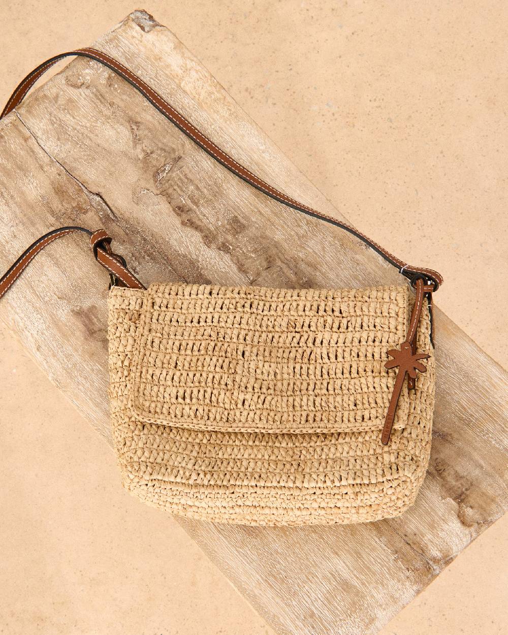 Manebí Raffia Summer Night Bag Medium - Leather Handle \u0026 Palm Leather Tag Natural and Brown Convenienza