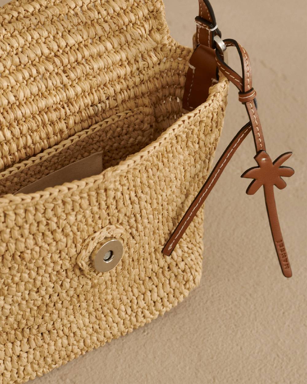 Manebí Raffia Summer Night Bag Medium - Leather Handle \u0026 Palm Leather Tag Natural and Brown Convenienza