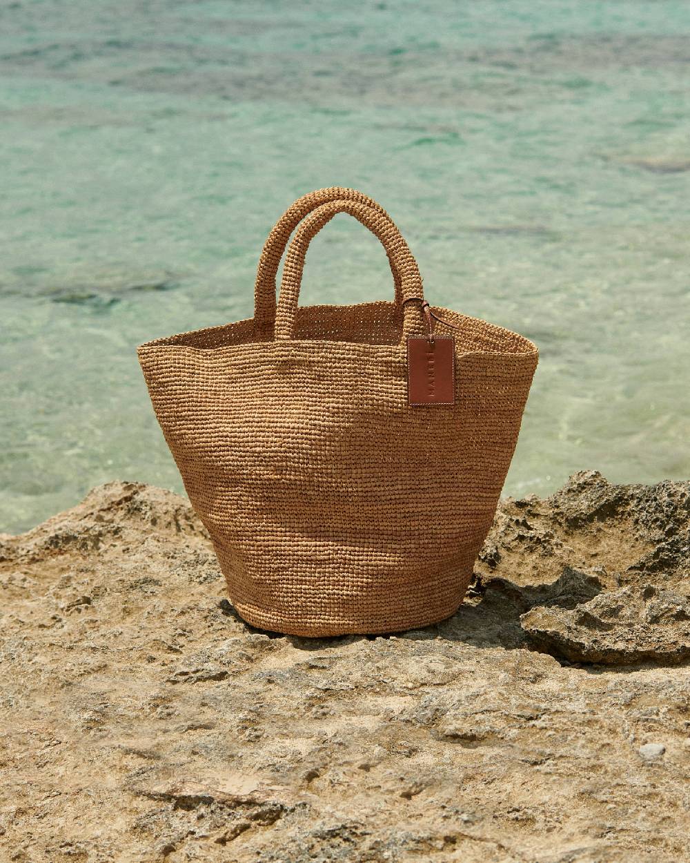 Manebí Raffia Summer Bag - Leather Handle \u0026 Palm Leather Tag Tan Offerta