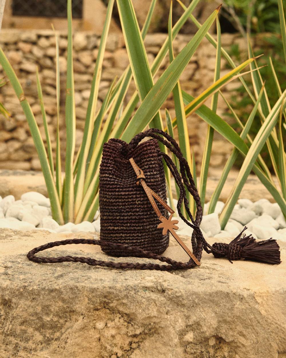 Manebí Raffia Beach Bucket Mini - Chocholate In Vendita