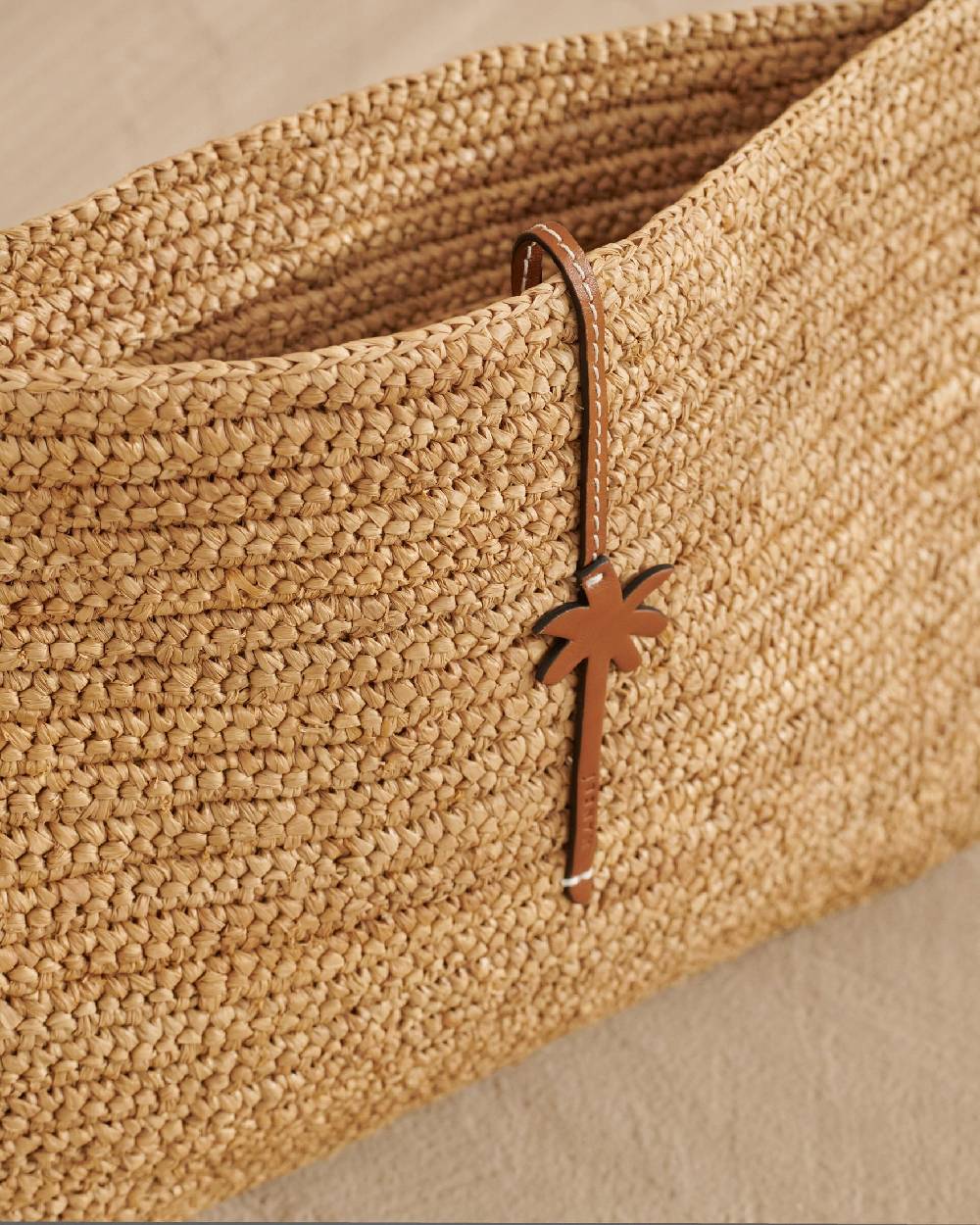 Manebí Raffia Clutch - Leather Palm Tan Offerte