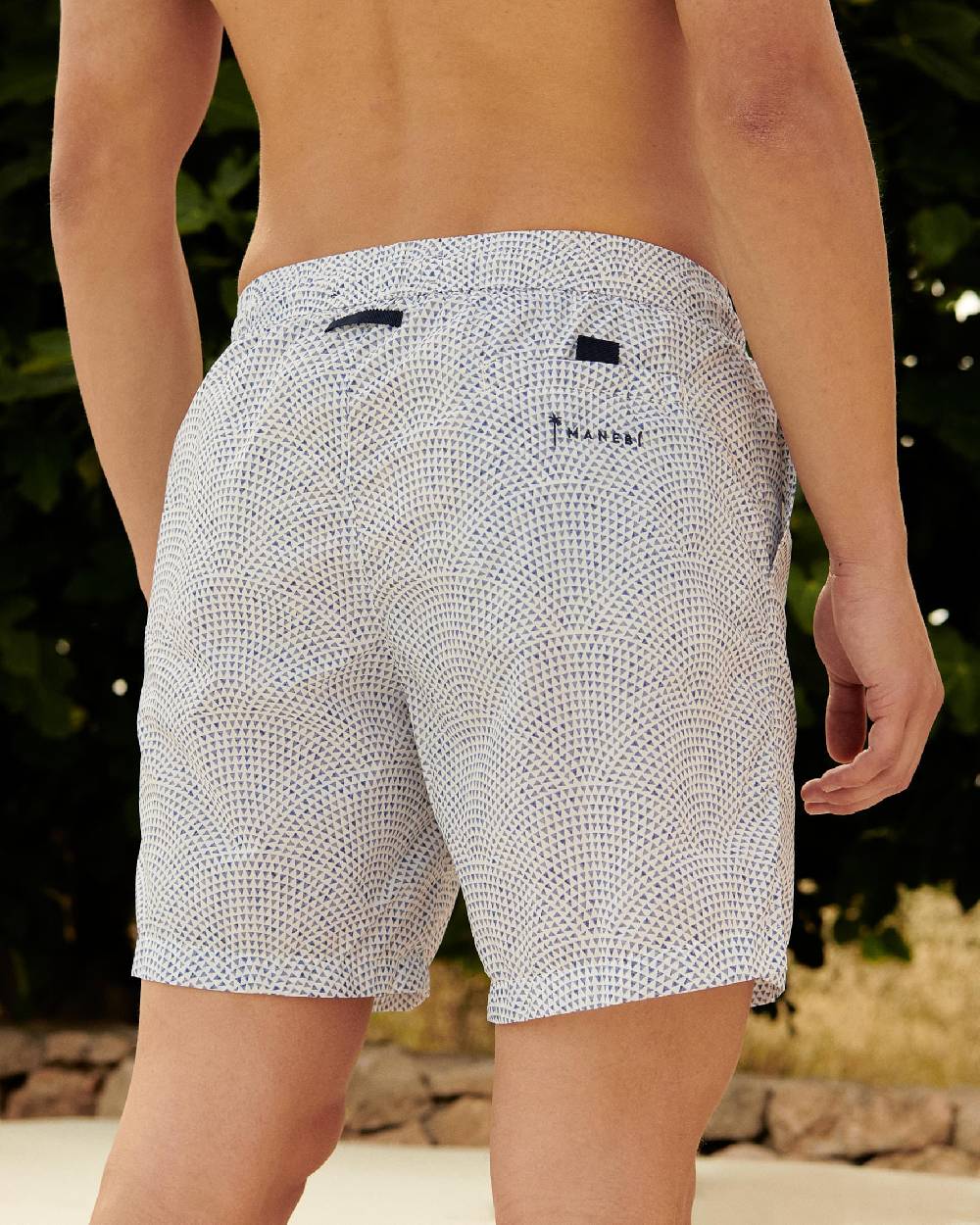 Manebí Printed Radial Triangles Swim Shorts - Recycled Ultra Light White \u0026 Triangles Vendita Economica
