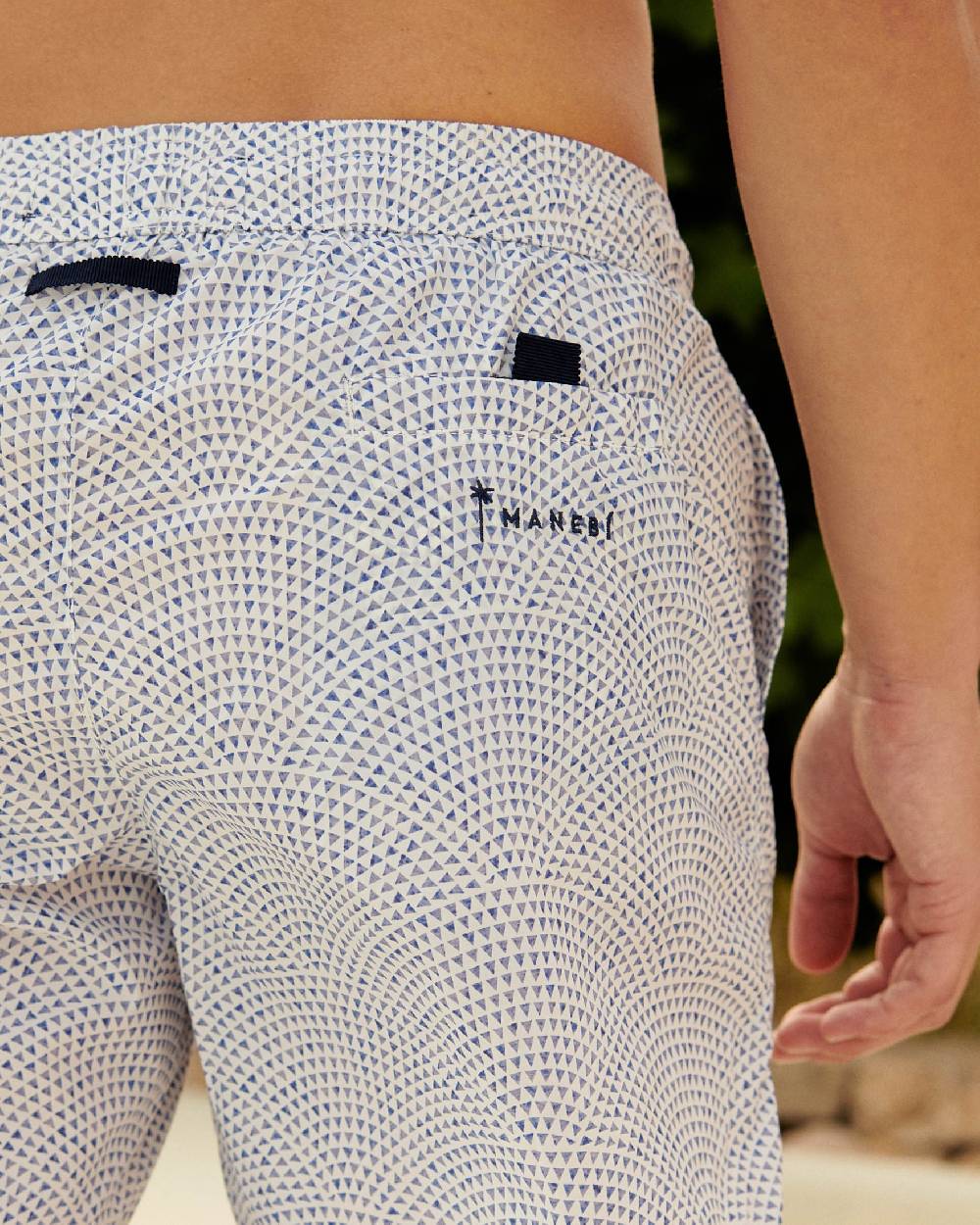 Manebí Printed Radial Triangles Swim Shorts - Recycled Ultra Light White \u0026 Triangles Vendita Economica