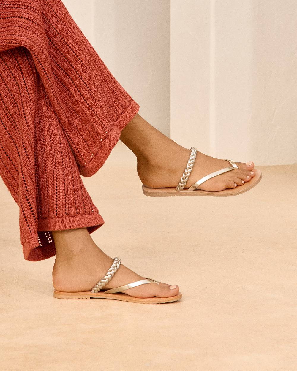 Manebí Leather Braid Thong Sandals - Platinum Qualità