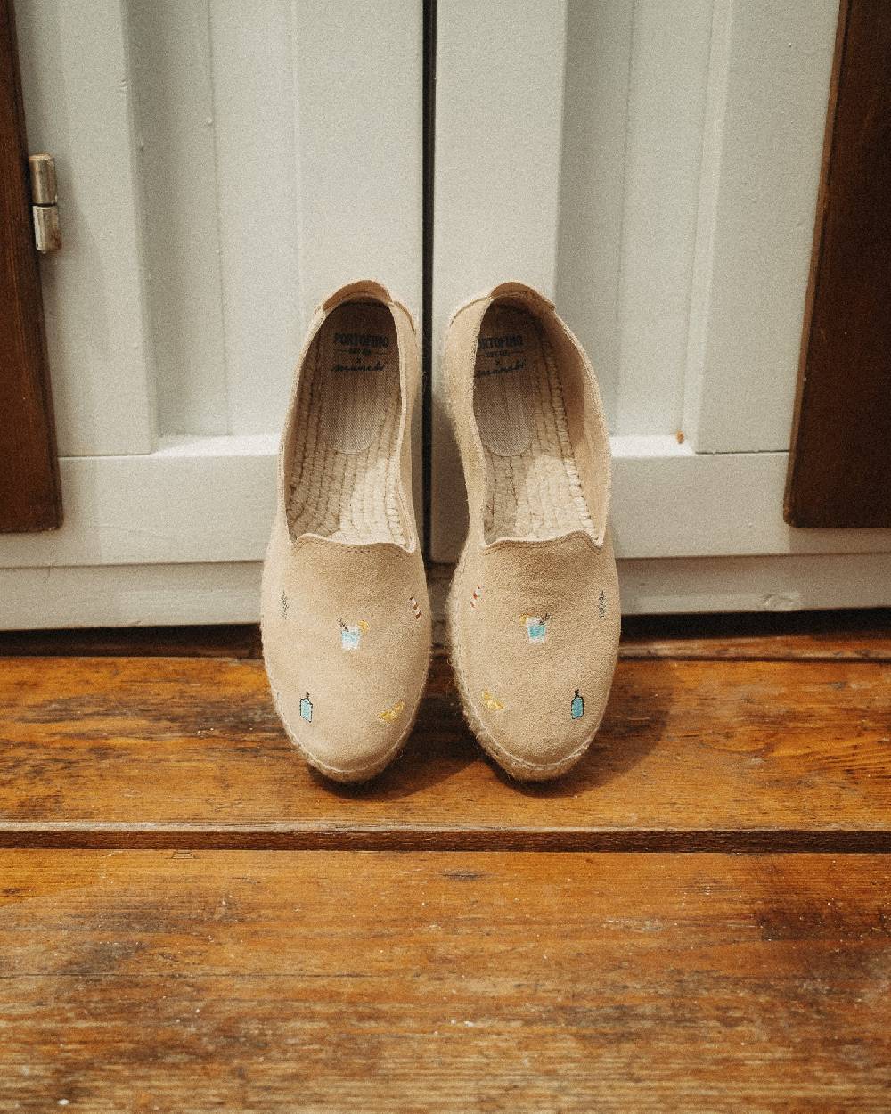 Manebí Espadrillas con Platform in Pelle Scamosciata - Portofino Dry Gin X Manebí Champagne Beige con Ricami Multicolor Promozione