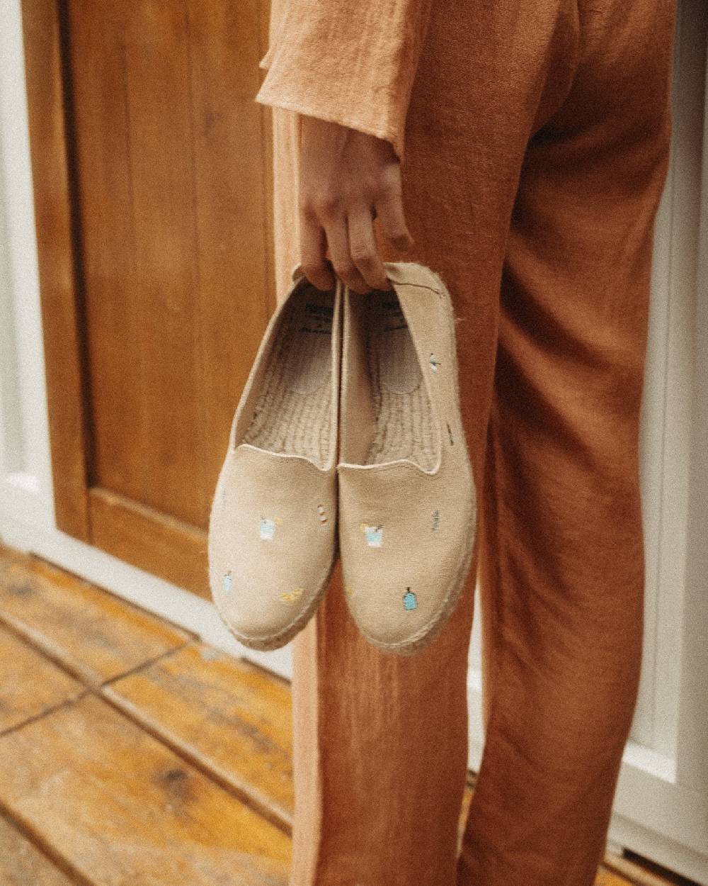Manebí Espadrillas con Platform in Pelle Scamosciata - Portofino Dry Gin X Manebí Champagne Beige con Ricami Multicolor Promozione