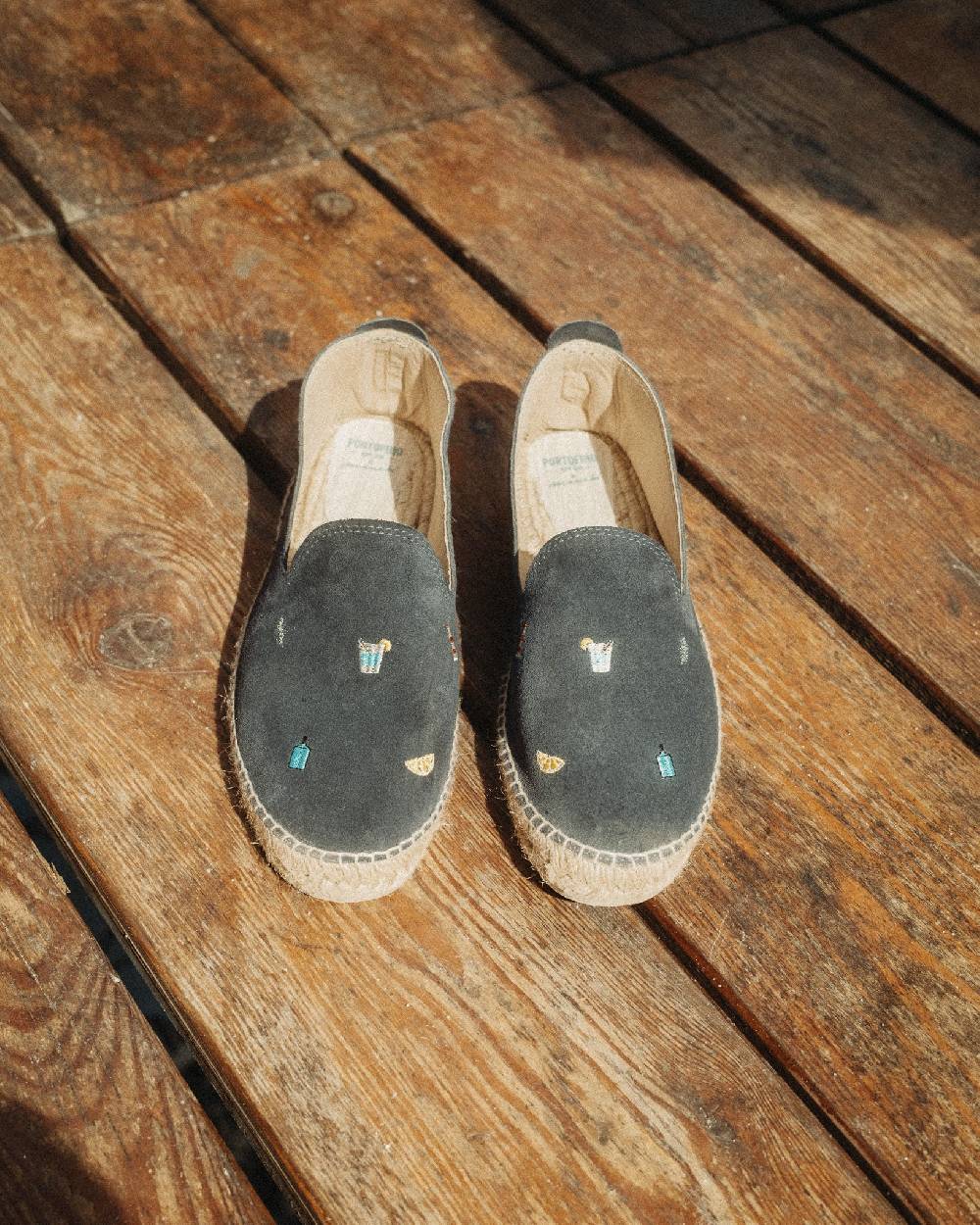 Manebí Espadrillas in Pelle Scamosciata - Portofino Dry Gin X Manebí Patriot Blue con Ricami Multicolor Prezzo Ridotto