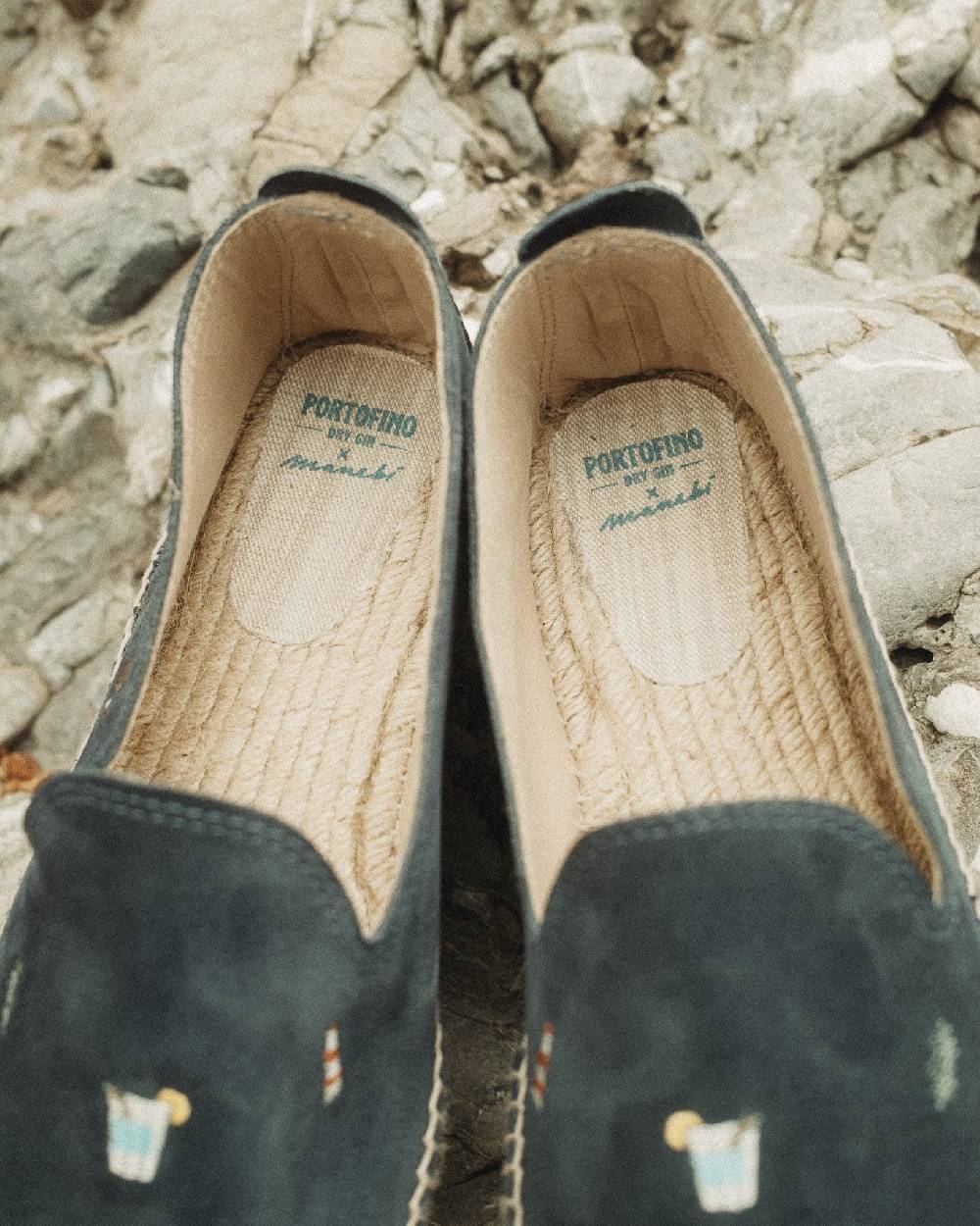 Manebí Espadrillas in Pelle Scamosciata - Portofino Dry Gin X Manebí Patriot Blue con Ricami Multicolor Prezzo Ridotto