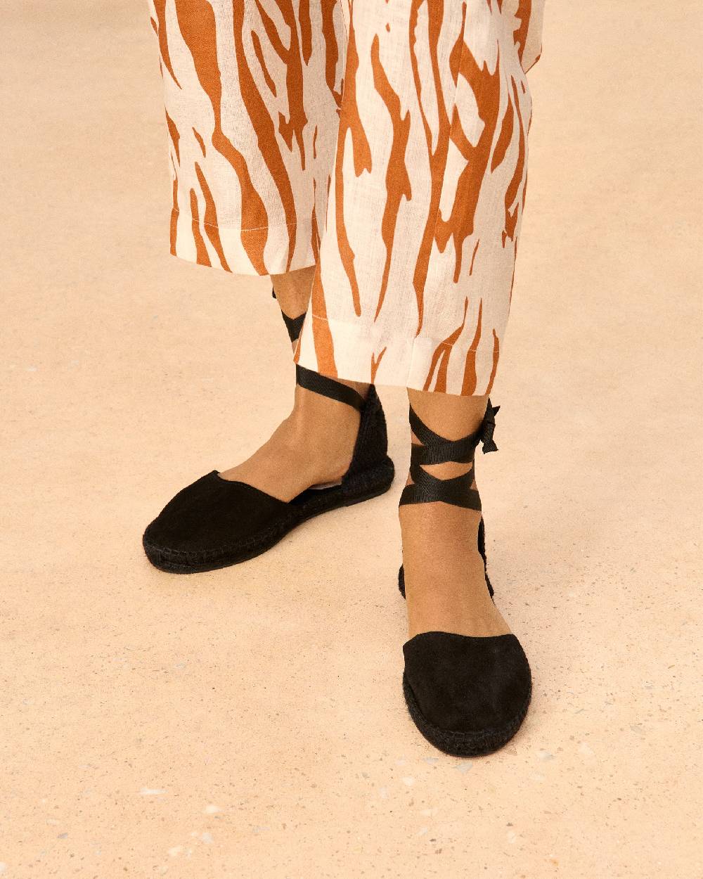 Manebí Suede Flat Valenciana Espadrilles - Hamptons Black On Tone Saldi