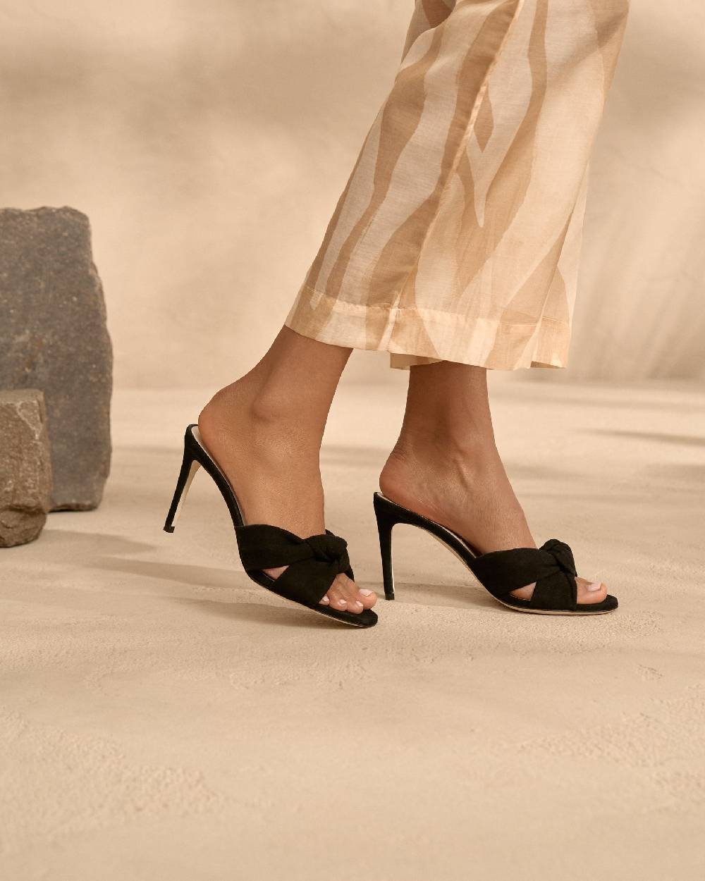 Manebí Sophie Suede Mule Heels - Knot Black Qualità Garantita