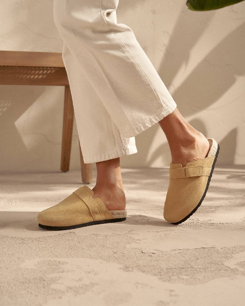 Manebí Suede Clog Mules - Hamptons Inca Cream Consegna Veloce