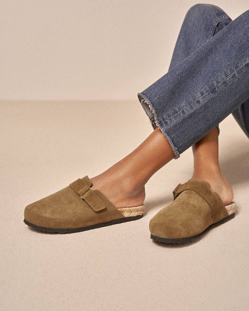 Manebí Suede Clog Mules - Hamptons Kaki Green Promozione Limitata