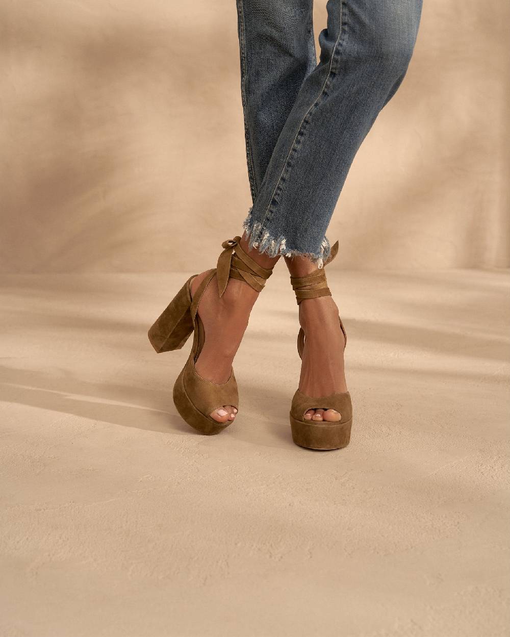 Manebí Bellini Suede Platforms Sandals - Tie-Up Tobacco Sottocosto