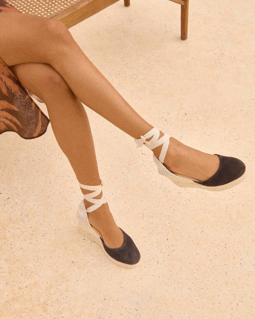 Manebí Soft Suede Wedge Espadrilles - Cocoa Saldi