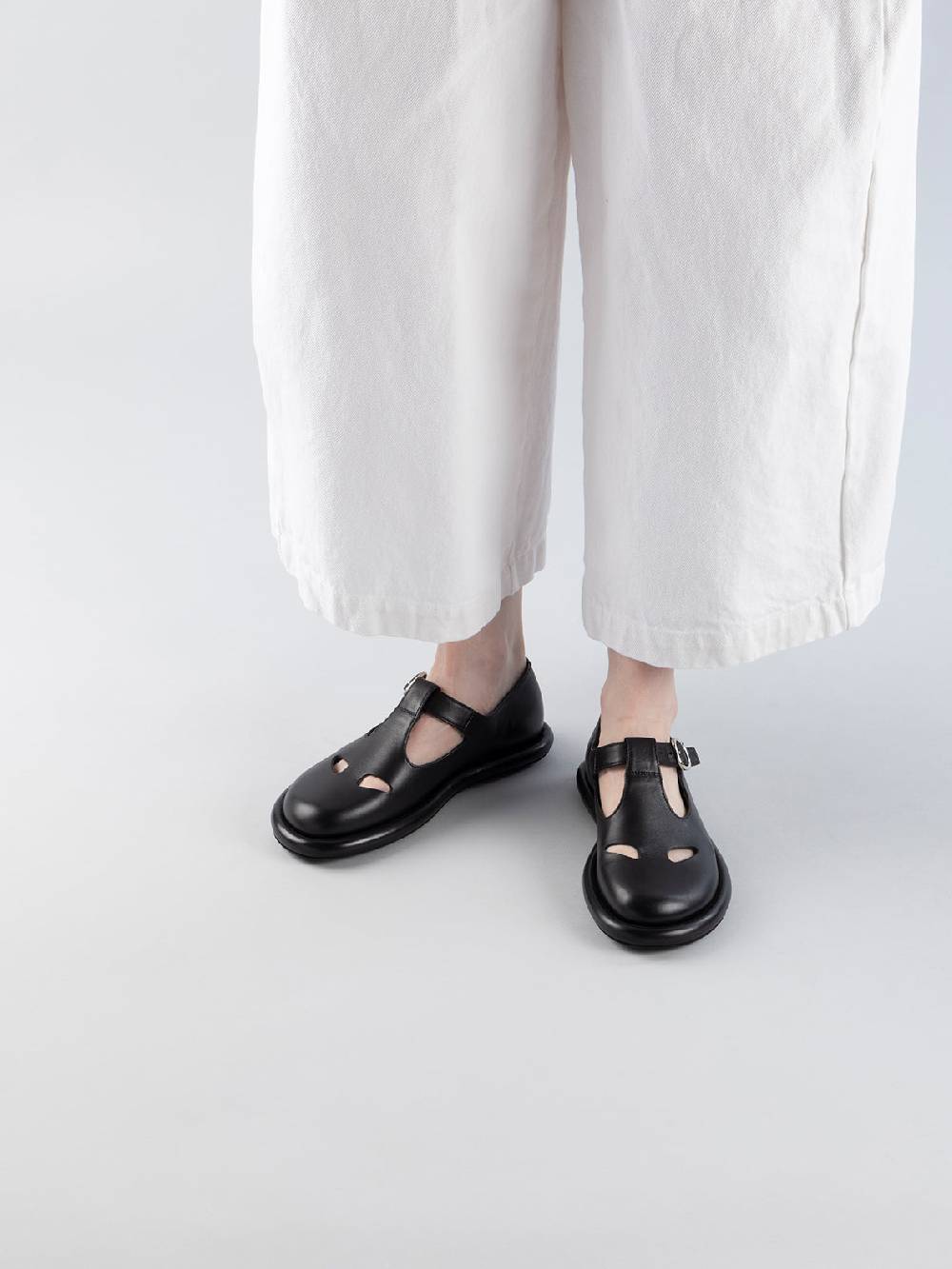 Officine Creative ESTENS 106 Scarpe Basse T-Bar in Pelle Nera Shopping online