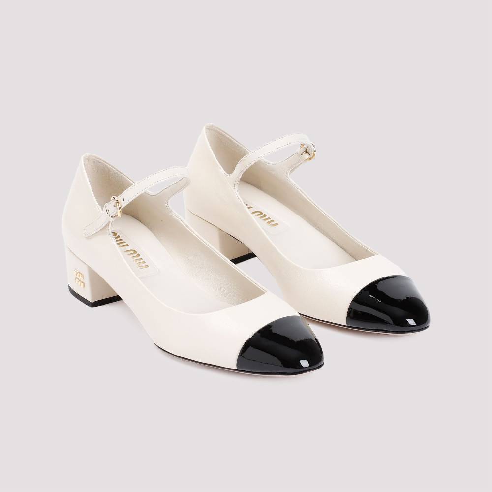 MIU MIU  Decollete in Pelle Color Nude MIU MIU con Tacco Logo Metallico Offerte
