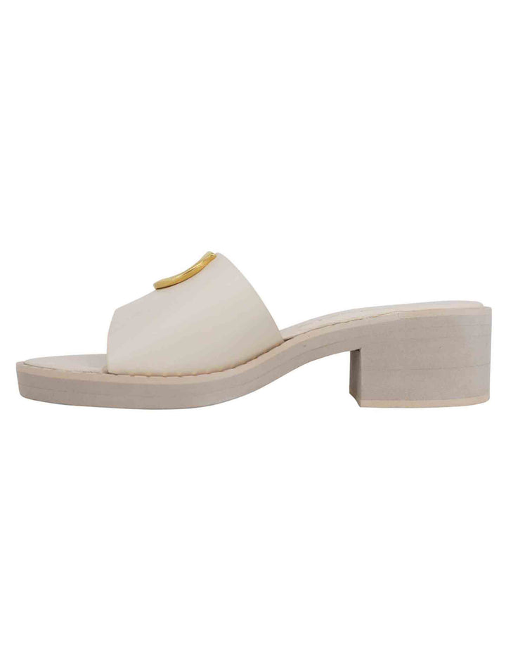 Spatarella Sandali donna in pelle off white con borchia oro e suola in gomma ultra leggera Saldi