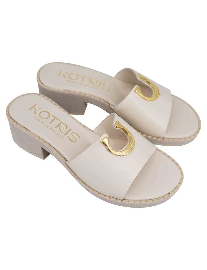 Spatarella Sandali donna in pelle off white con borchia oro e suola in gomma ultra leggera Saldi
