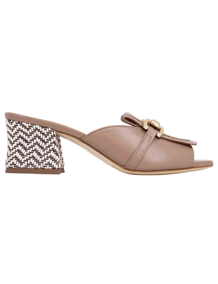 Spatarella Sandali donna in pelle taupe con morsetto in oro In Saldo