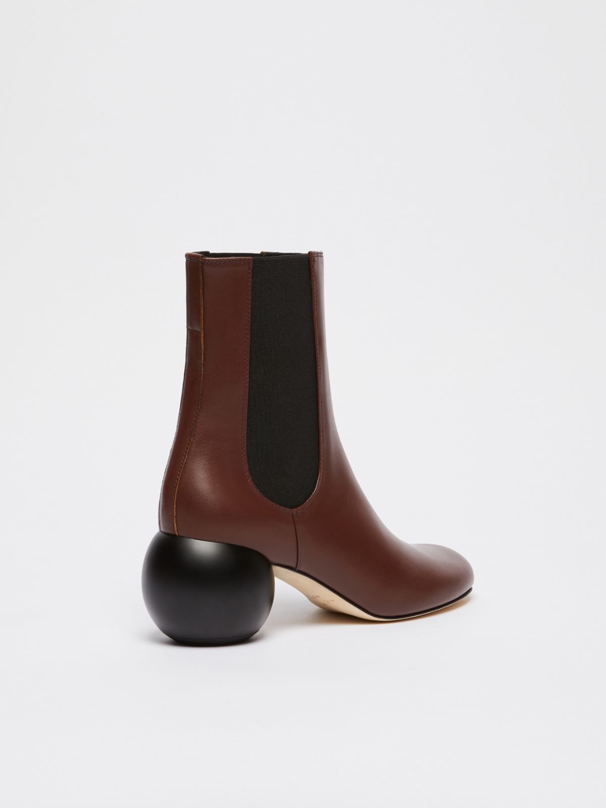 Weekend Chelsea boot con maxi boule Moda